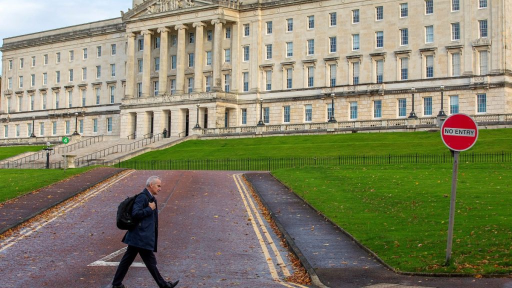 El gobierno británico no convocará a elecciones en Irlanda del Norte antes de 2023