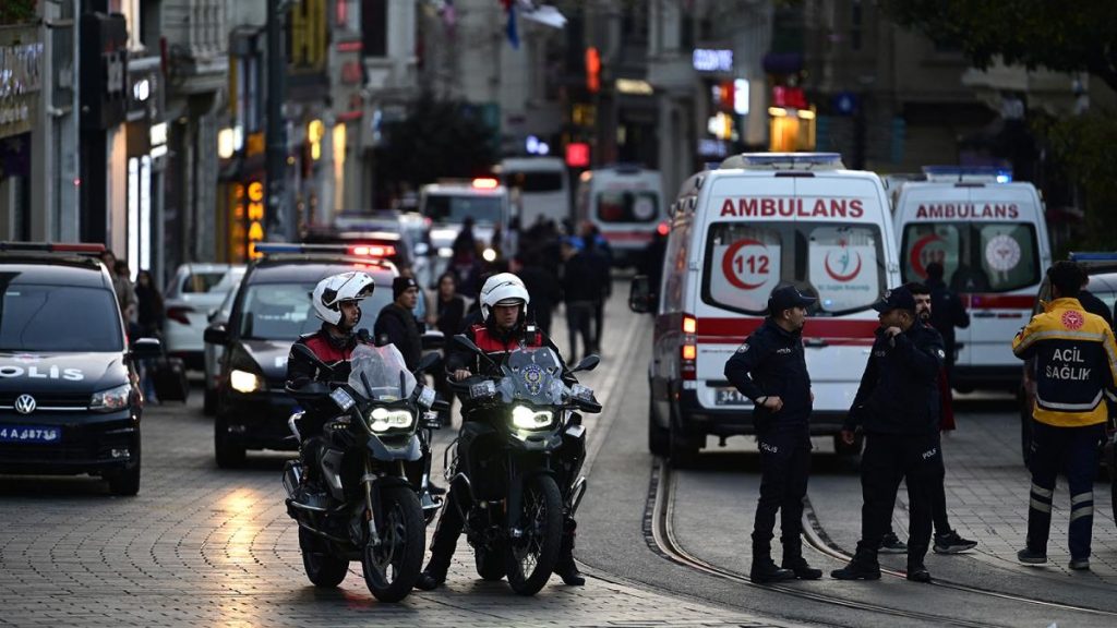 Un ataque explosivo dejó seis muertos y 81 heridos y el gobierno acusó a «una mujer»