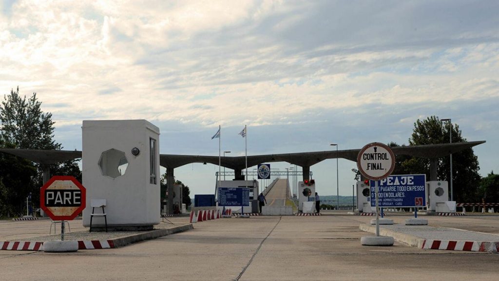 Uruguay anunció medidas para bajar impuestos a comercios fronterizos con Argentina