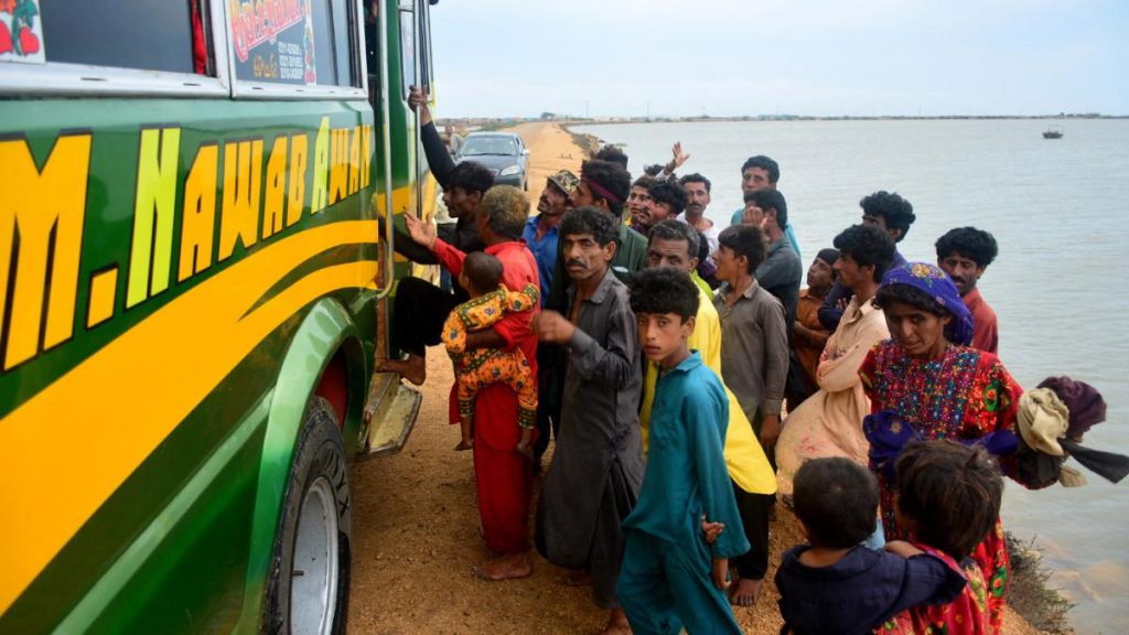 Más de 100.000 evacuados en India y Pakistán ante la llegada del ciclón Biparjoy