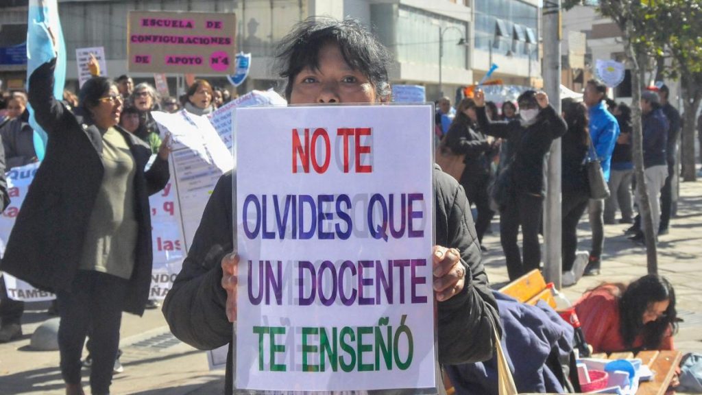 Docentes jujeños marchan por el «incumplimiento de paritarias»