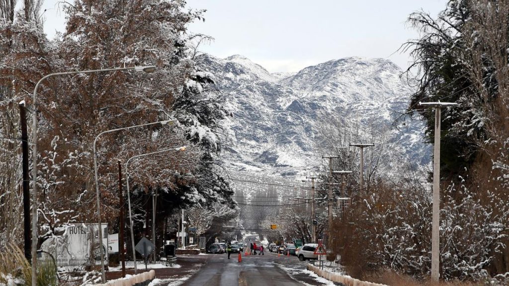 Alertas amarillas por nevadas persistentes para zonas cordilleranas de Mendoza y Neuquén