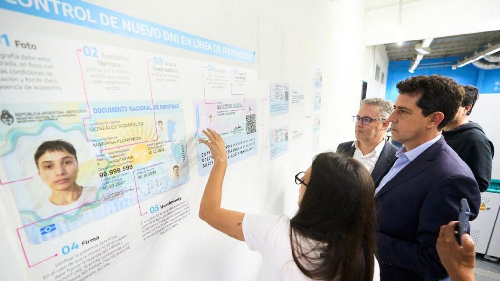 Wado De Pedro presentó el nuevo DNI electrónico, que tendrá chip y código QR