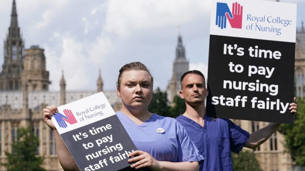 Cancelaciones en la atención de la salud pública británica por una huelga de personal sanitario
